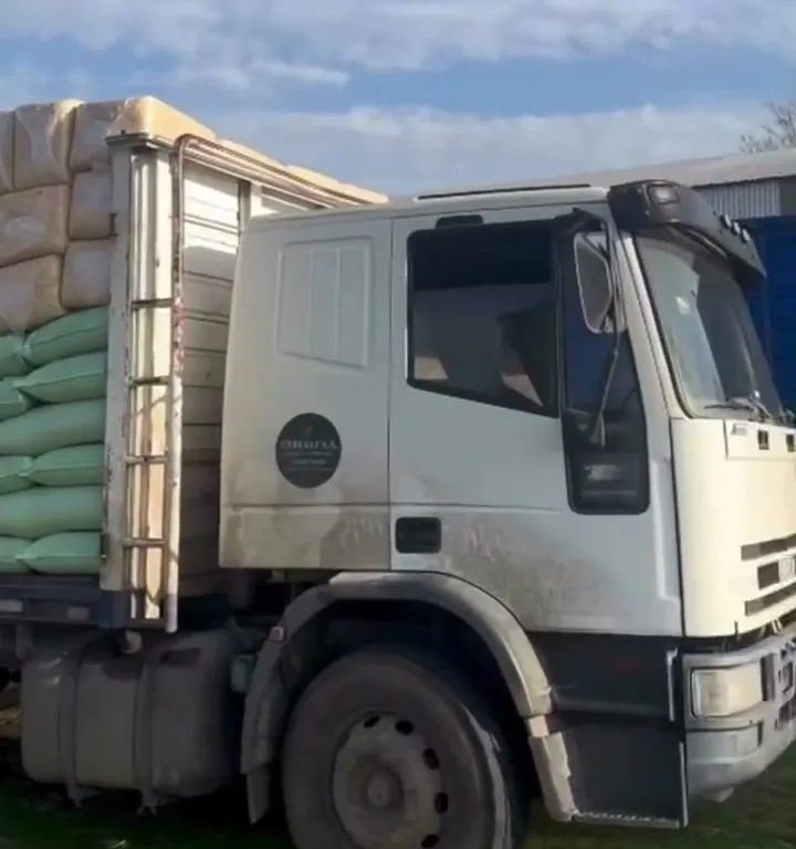 Camión de Cerealf cargado con fardos, listo para el reparto en Pilar